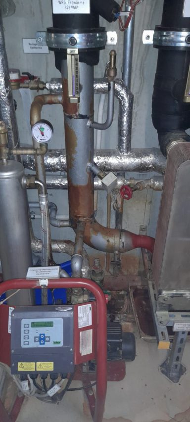 Rohrleitungen, Manometer und Pumpe