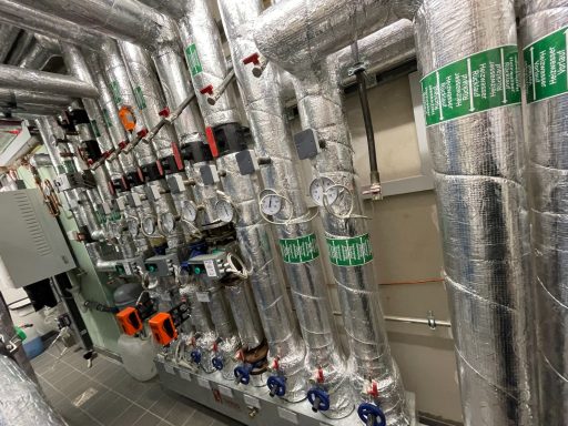 Heizungsverteiler mit Armaturen