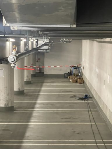 Sprinklerleitungen in einer Tiefgarage