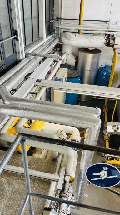 Leitungsführung im Technikraum