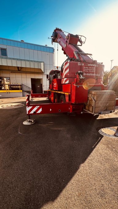 Kran beim Einbringen von Anlagentechnik