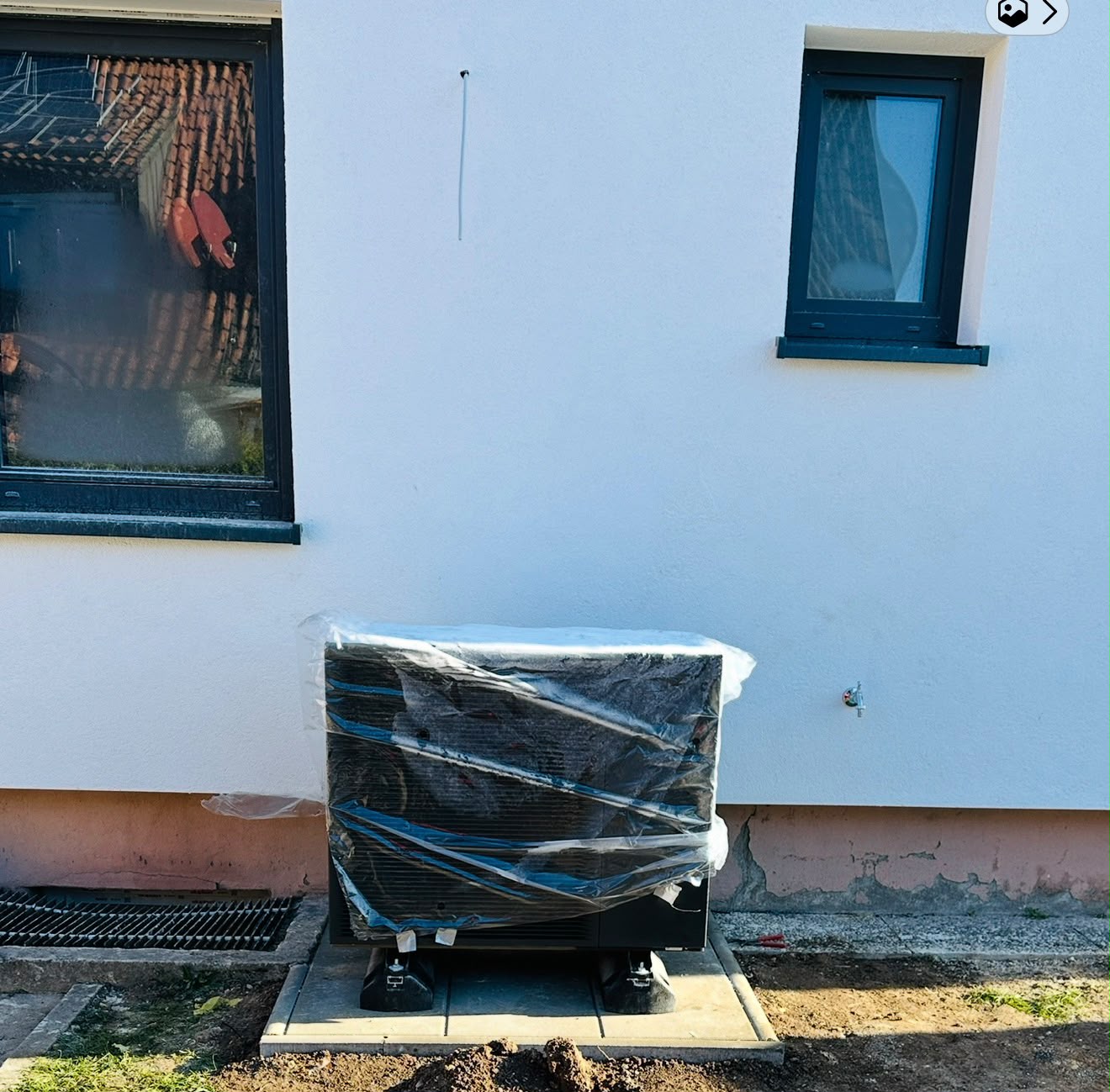 Vorbereitung eines Außengeräts am Wohnhaus