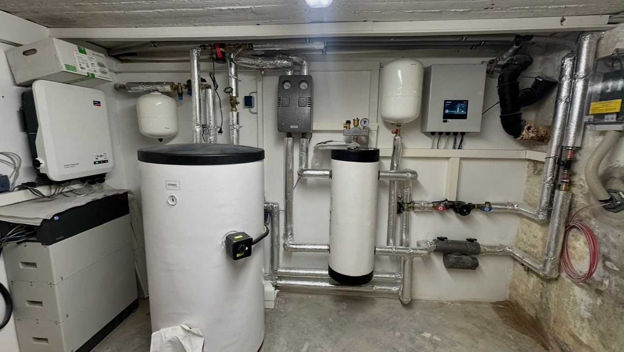 Heiztechnik mit Speichern und Rohrleitungen