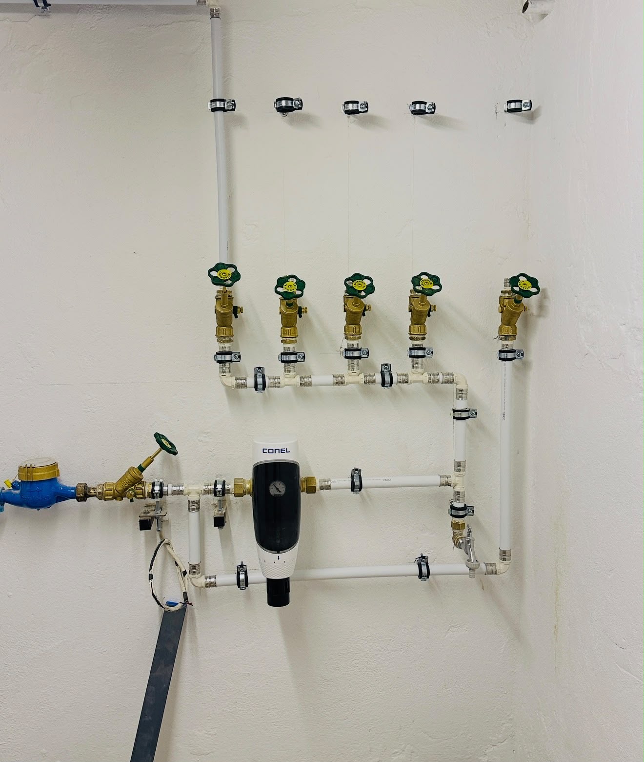 Wasserverteiler mit Armaturen und Filter