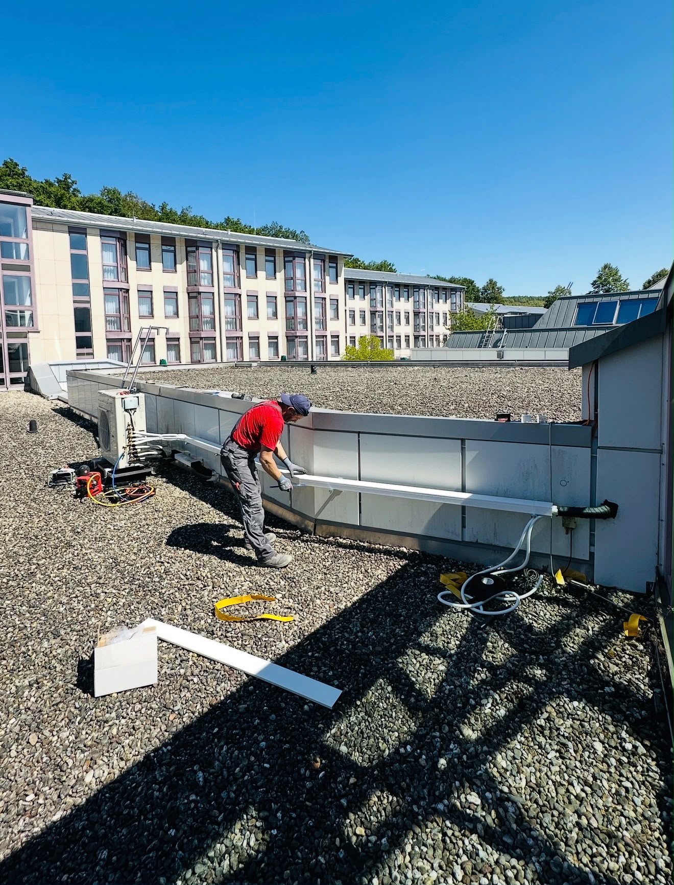 Arbeiten an Außengeräten auf dem Flachdach