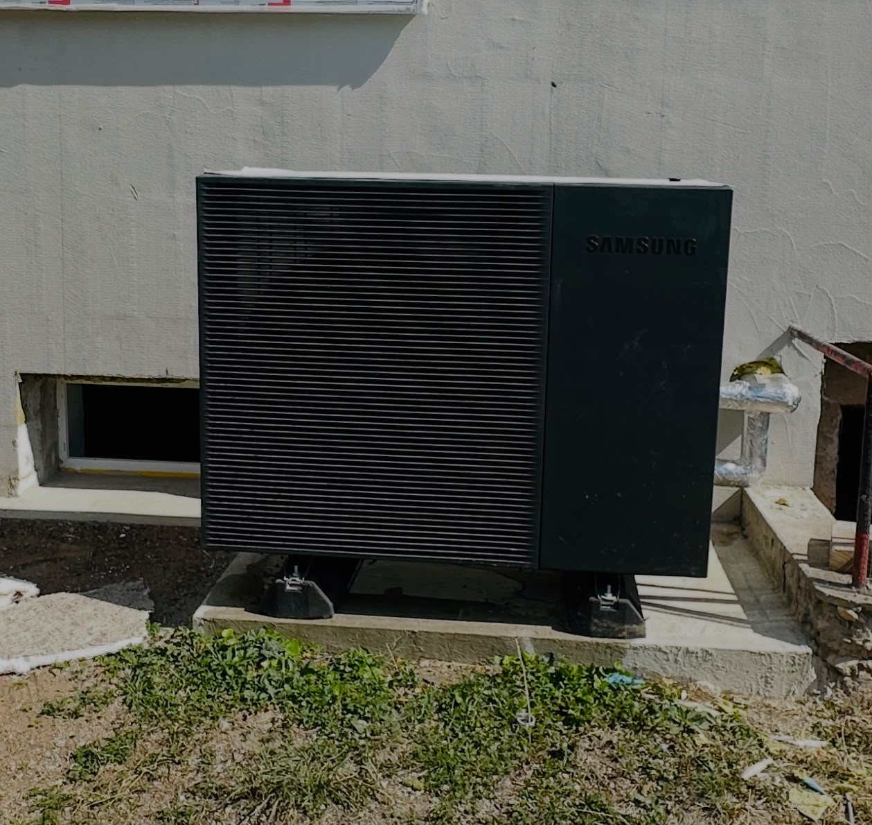 Wärmepumpen-Außengerät an der Hauswand