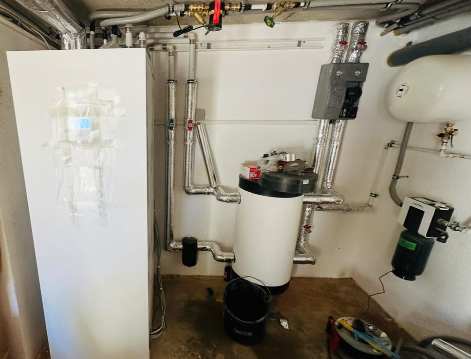 Heiztechnik und Speicher im Technikraum